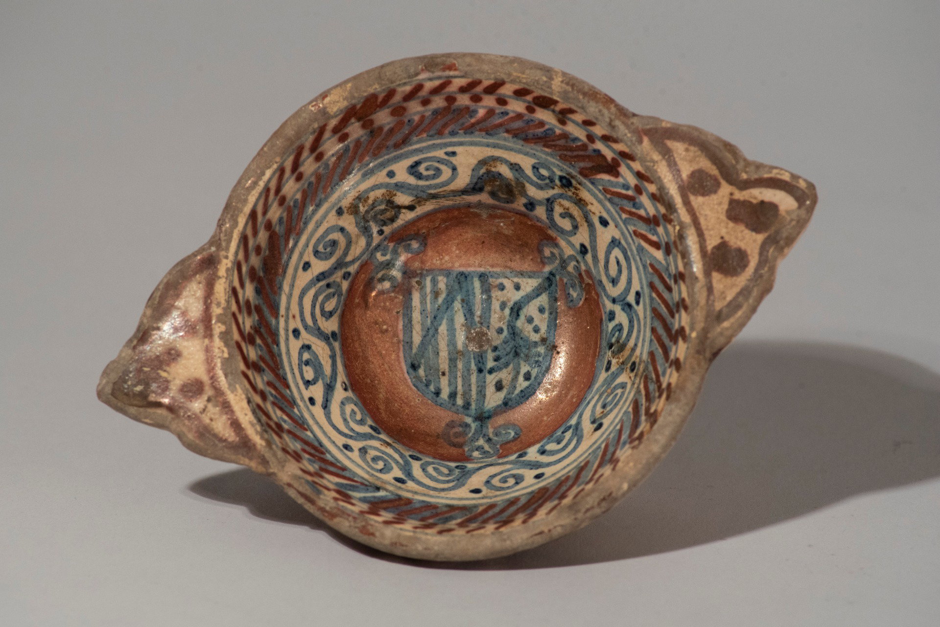 Italia, XVI Secolo, Ciotola con manici e stemma signorilemaiolica policroma